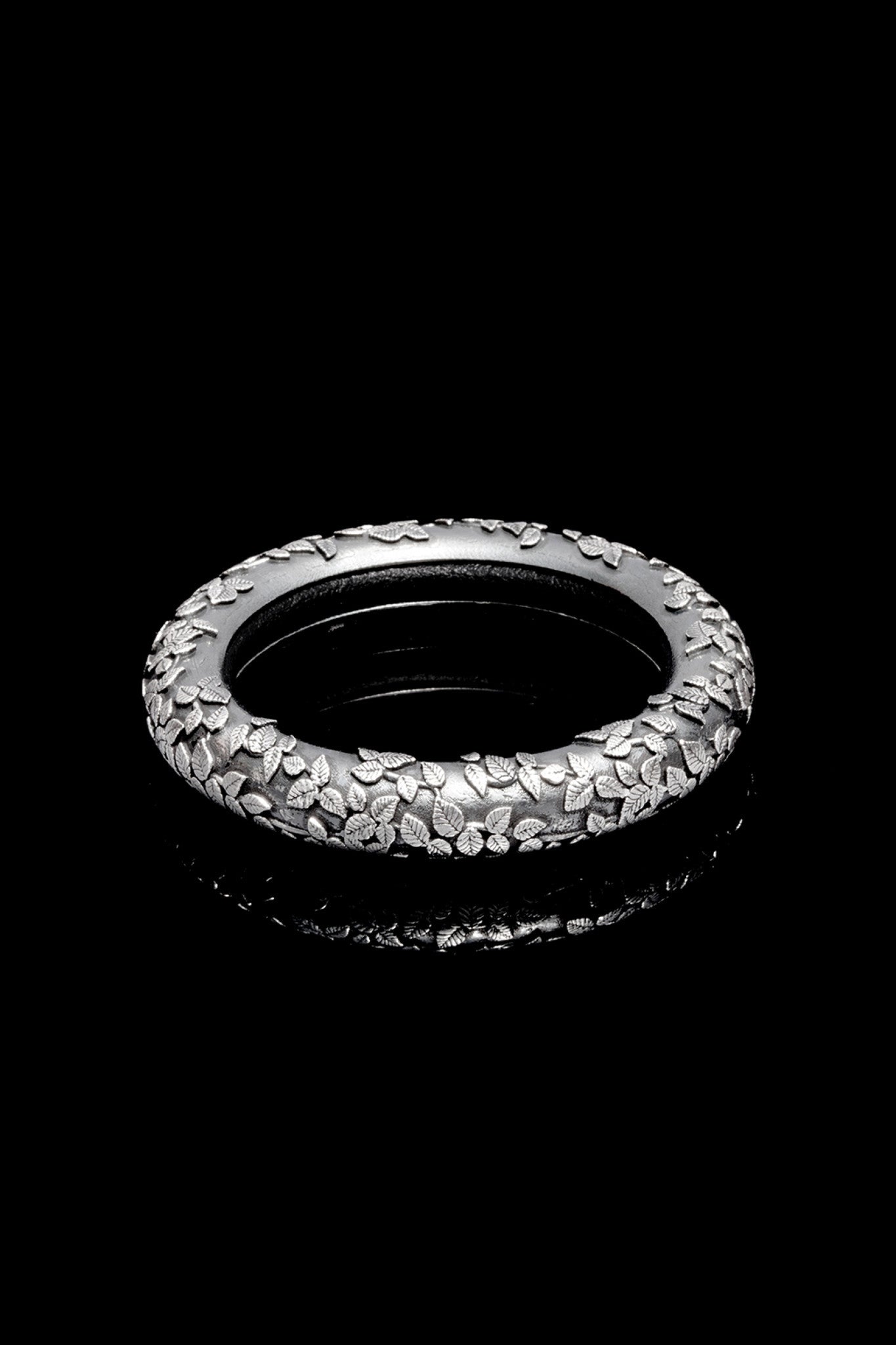 Tiny Leaves Round Bangle