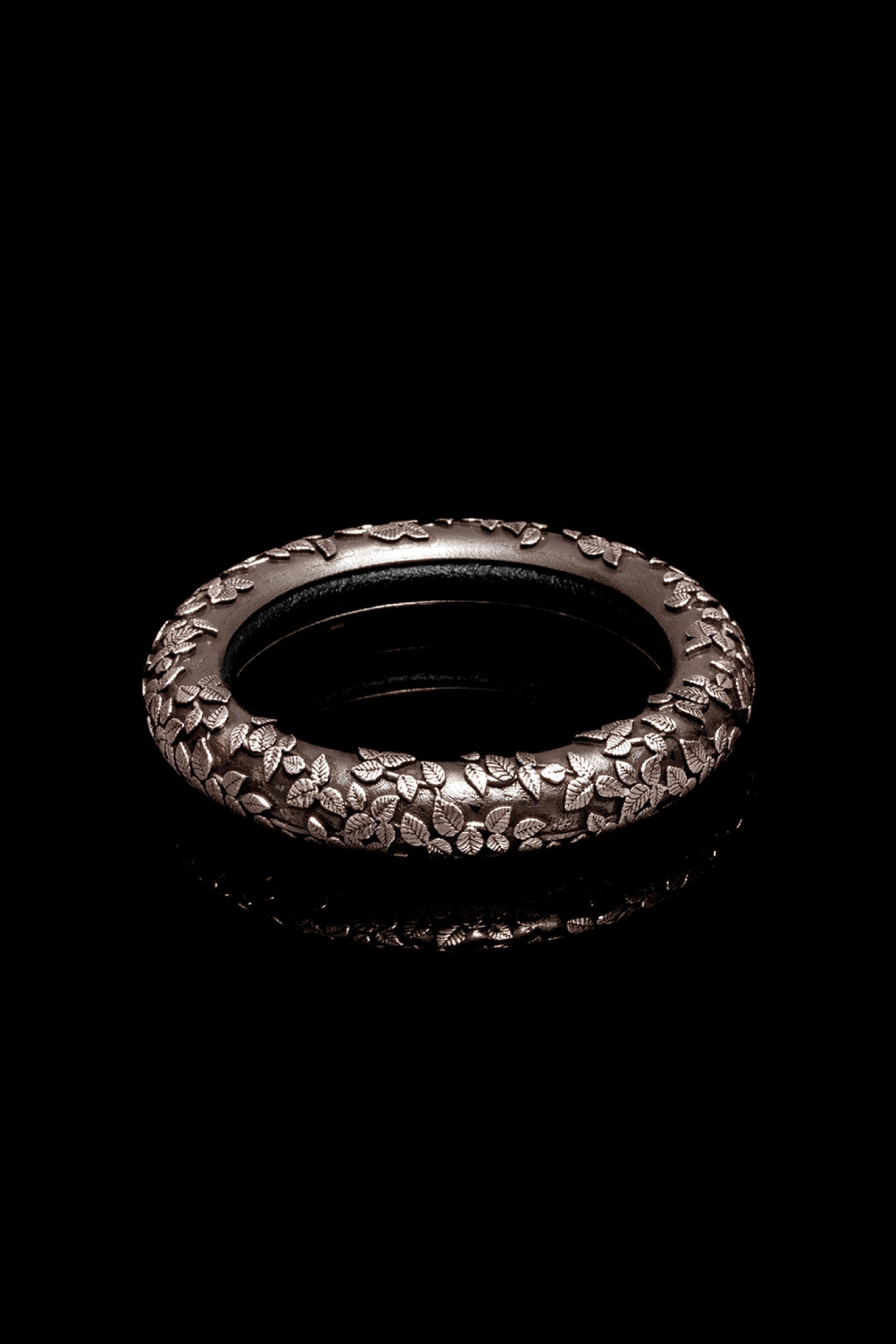 Tiny Leaves Round Bangle